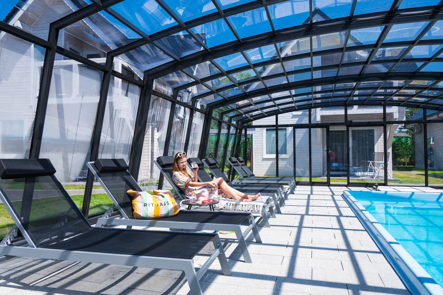 Skyline UP BUCOVERS Poolüberdachung - Preis auf Anfrage